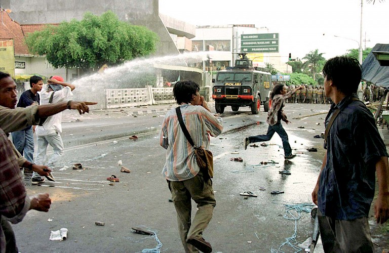 Indonesian students clash with police 3