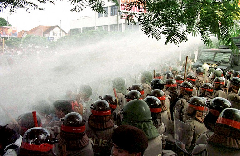 Indonesian students clash with police 4