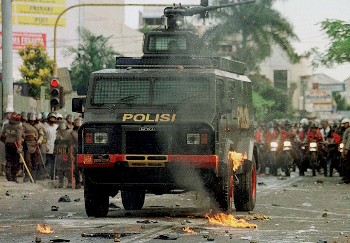 Indonesian students clash with police 5