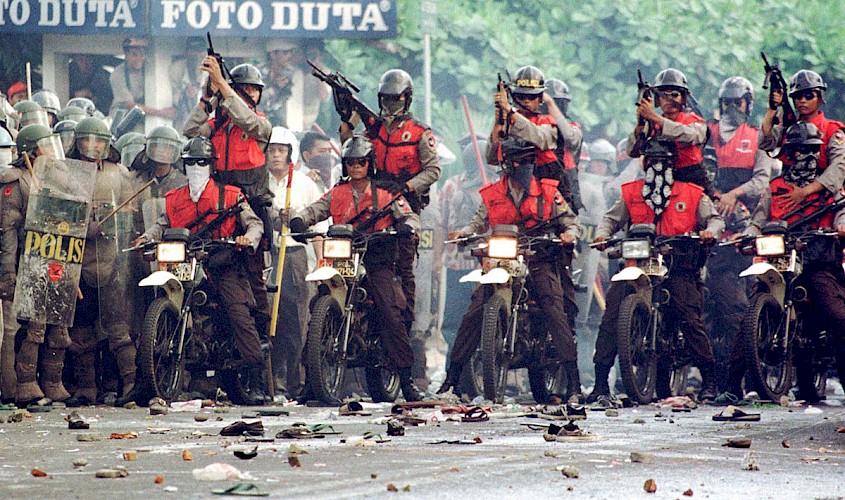 Indonesian students clash with police 6