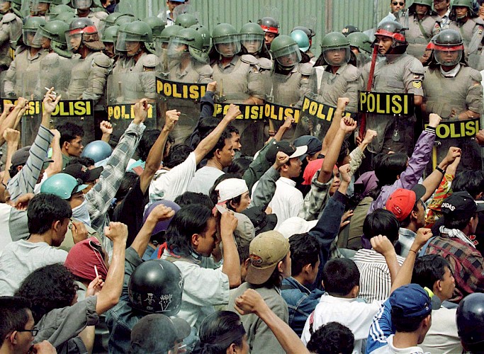 Indonesian students clash with police 7